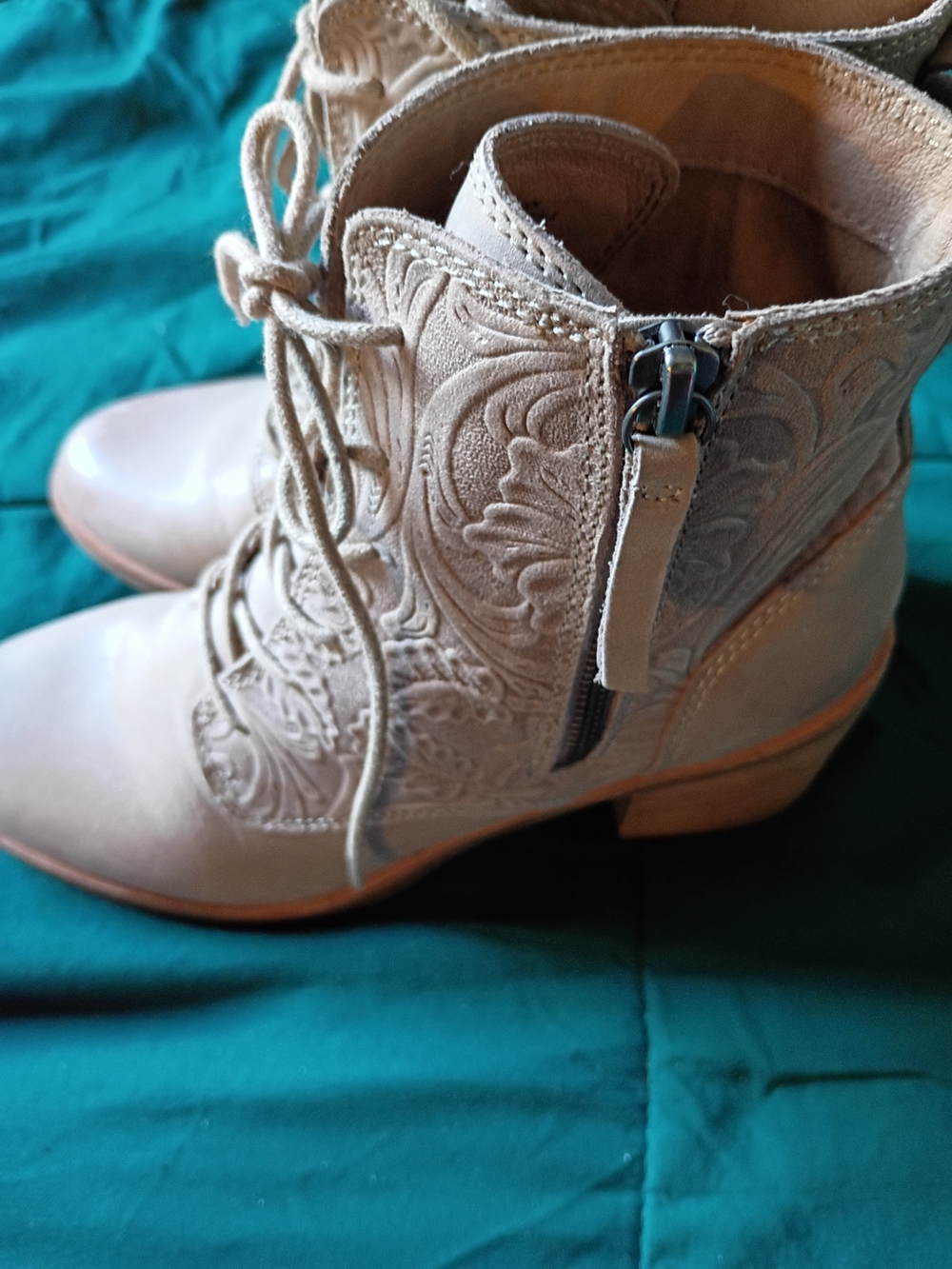 Sofft Women's Lace-Up Embossed Ankle Boots in Light Beige 7 M - Picture 4 of 7